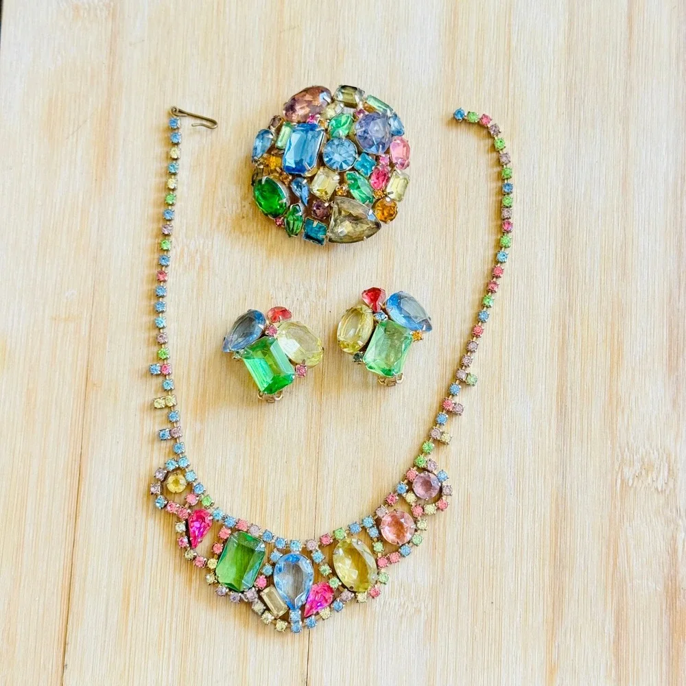 VTG Pastel Matching Set Brooch Pin Earrings Necklace Rhinestone Colorful 50s